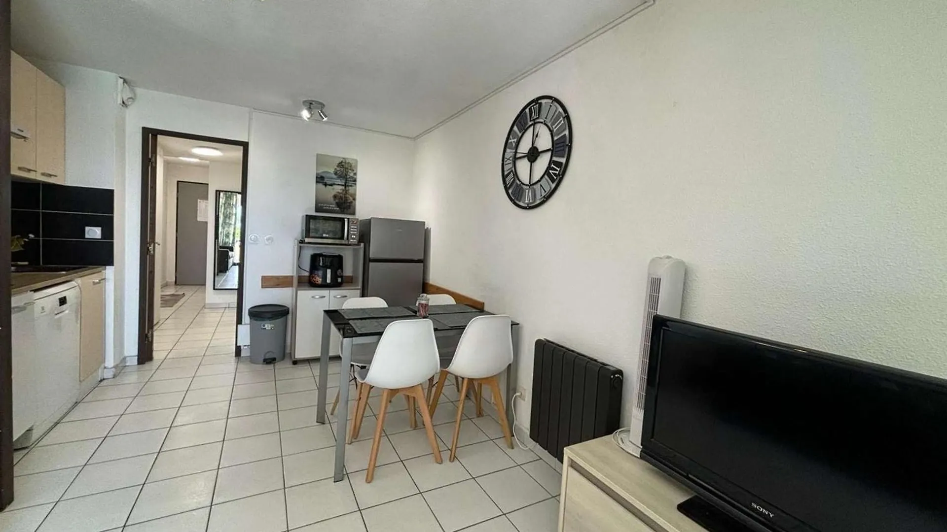 Appartement 2 Pieces Avec Terrasse Et Vue Piscine A Cannes La Bocca - Fr-1-609-112 Frankrike