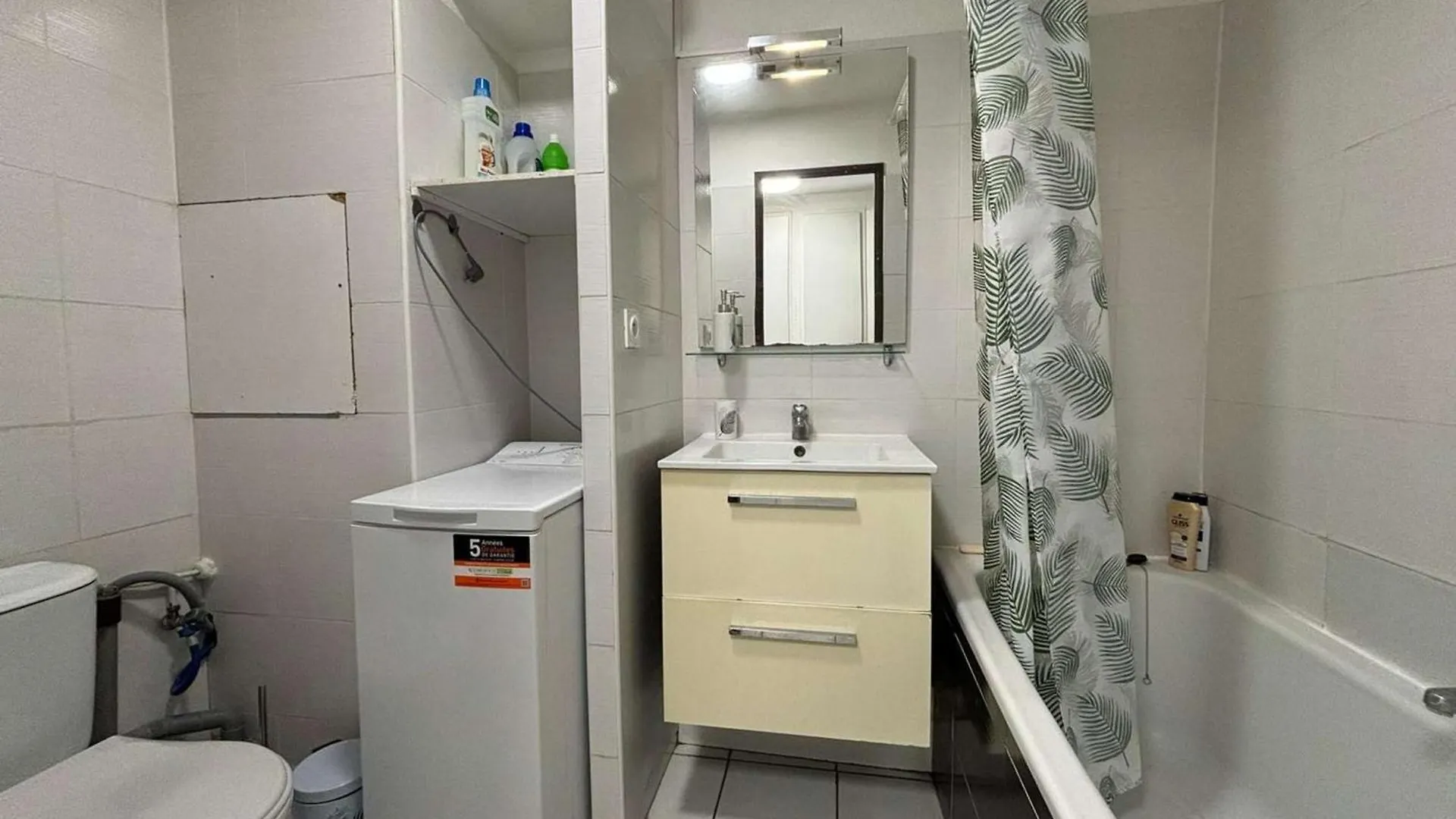 Appartement 2 Pieces Avec Terrasse Et Vue Piscine A Cannes La Bocca - Fr-1-609-112 Frankrike