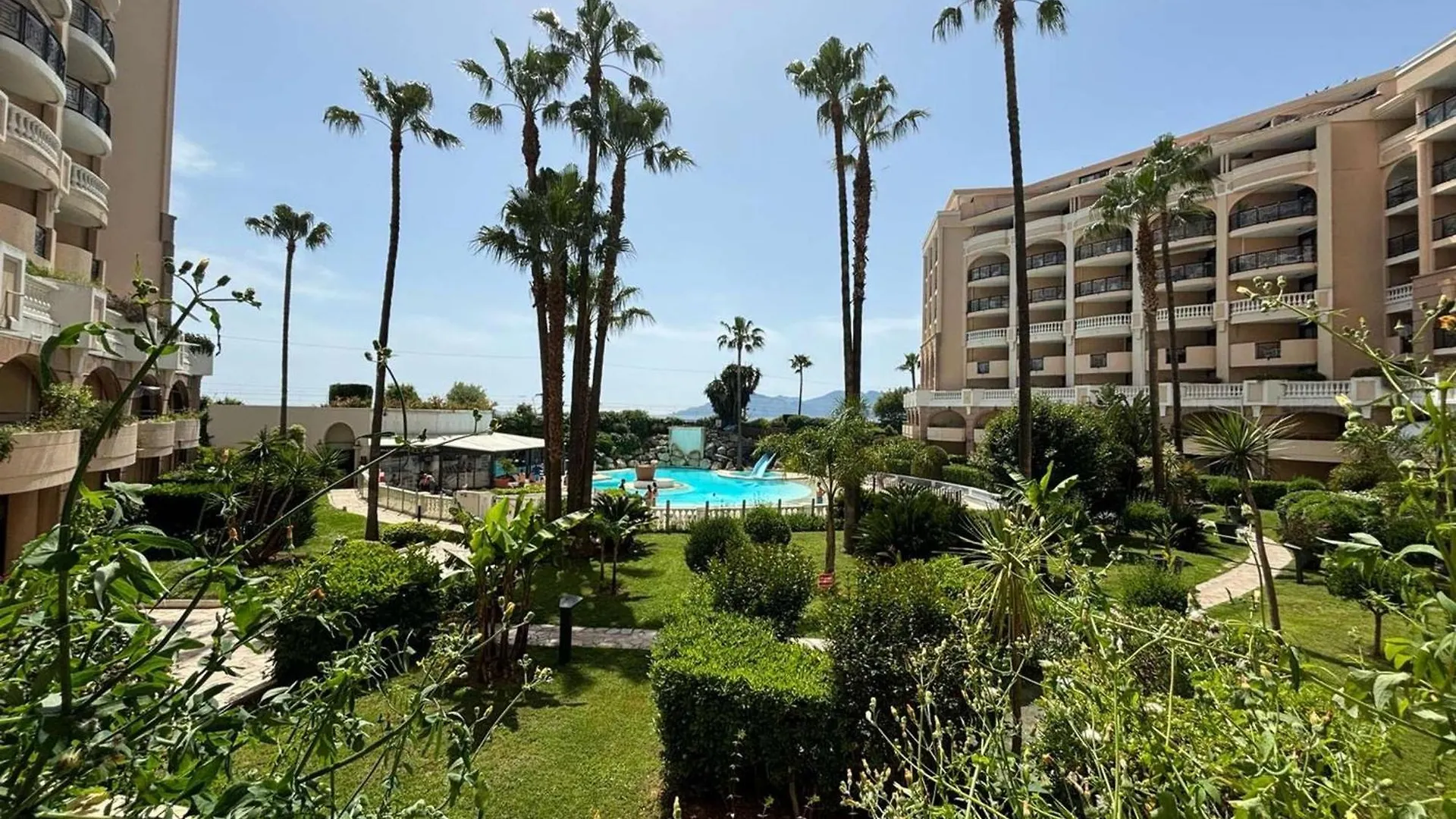 Appartement 2 Pieces Avec Terrasse Et Vue Piscine A Cannes La Bocca - Fr-1-609-112 0*,  Frankrike
