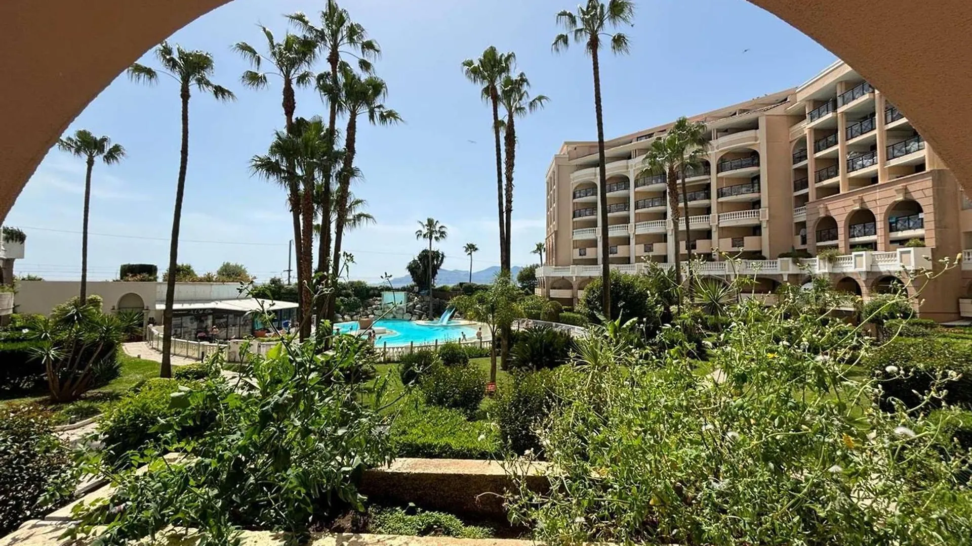 Appartement 2 Pieces Avec Terrasse Et Vue Piscine A Cannes La Bocca - Fr-1-609-112